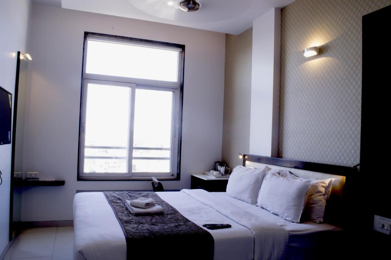 Hotel Sri Sri Executive, Kolhapur Esterno foto