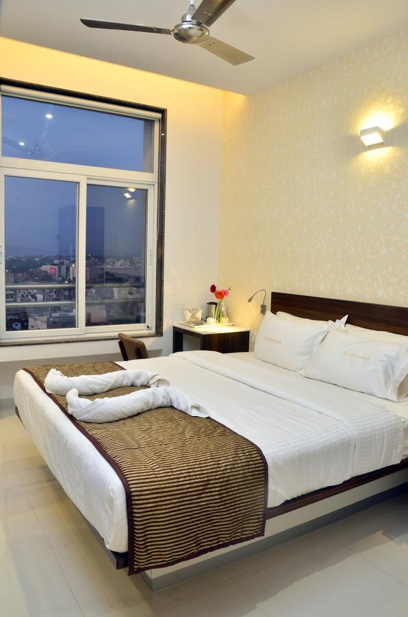 Hotel Sri Sri Executive, Kolhapur Esterno foto
